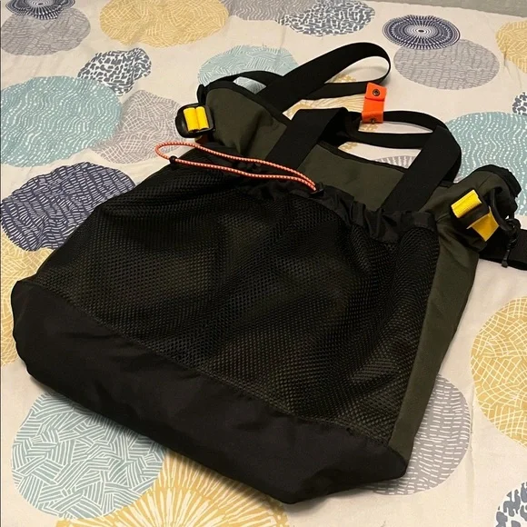 Puma Men's Olive and Black Messenger Bag like new - Picture 9 of 11